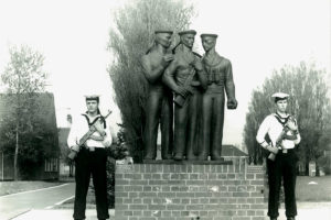 NVA-Soldaten wachen vor dem Marinedenkmal in Peenemünde. (HTM Peenemünde, Archiv)