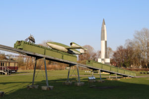 Eine sogenannte „Walterschleuder“ steht seit 2006 vor dem Historisch-Technischen Museum Peenemünde. Auf ihr wurde der Nachbau einer Flugbombe vom Typ Fieseler Fi 103 platziert. (HTM Peenemünde, Archiv)